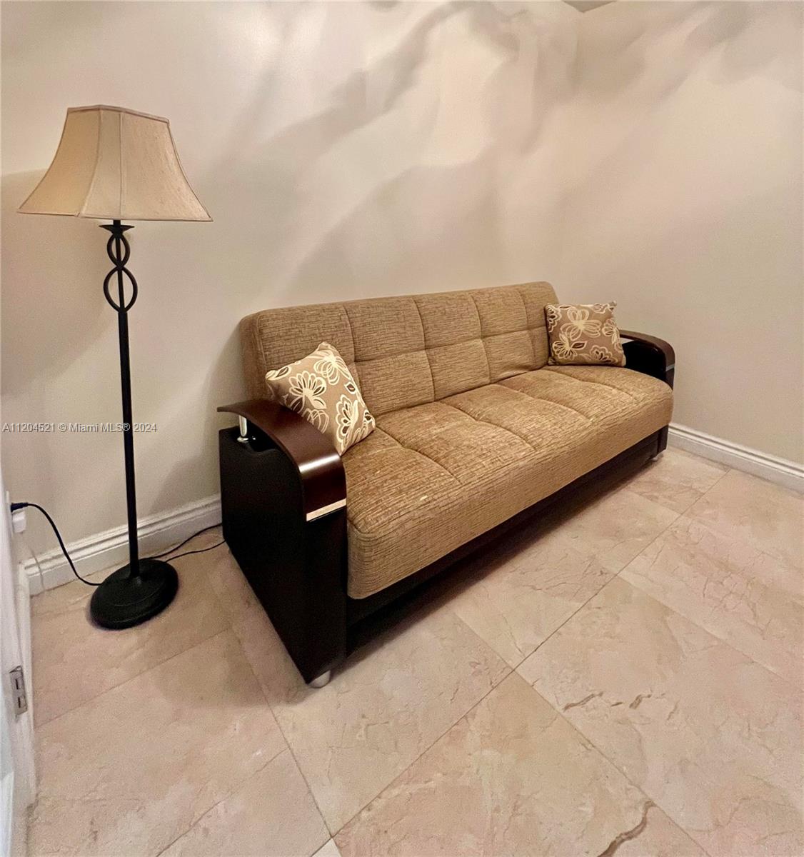 LA PERLA CONDO - Residential Lease