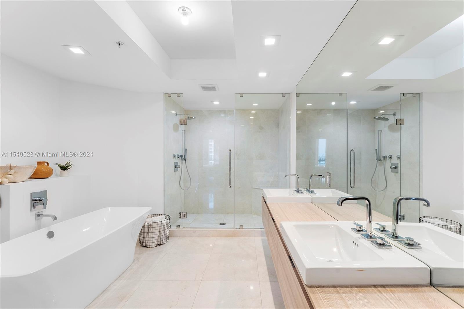 MARINA PALMS RESIDENCES - Residential