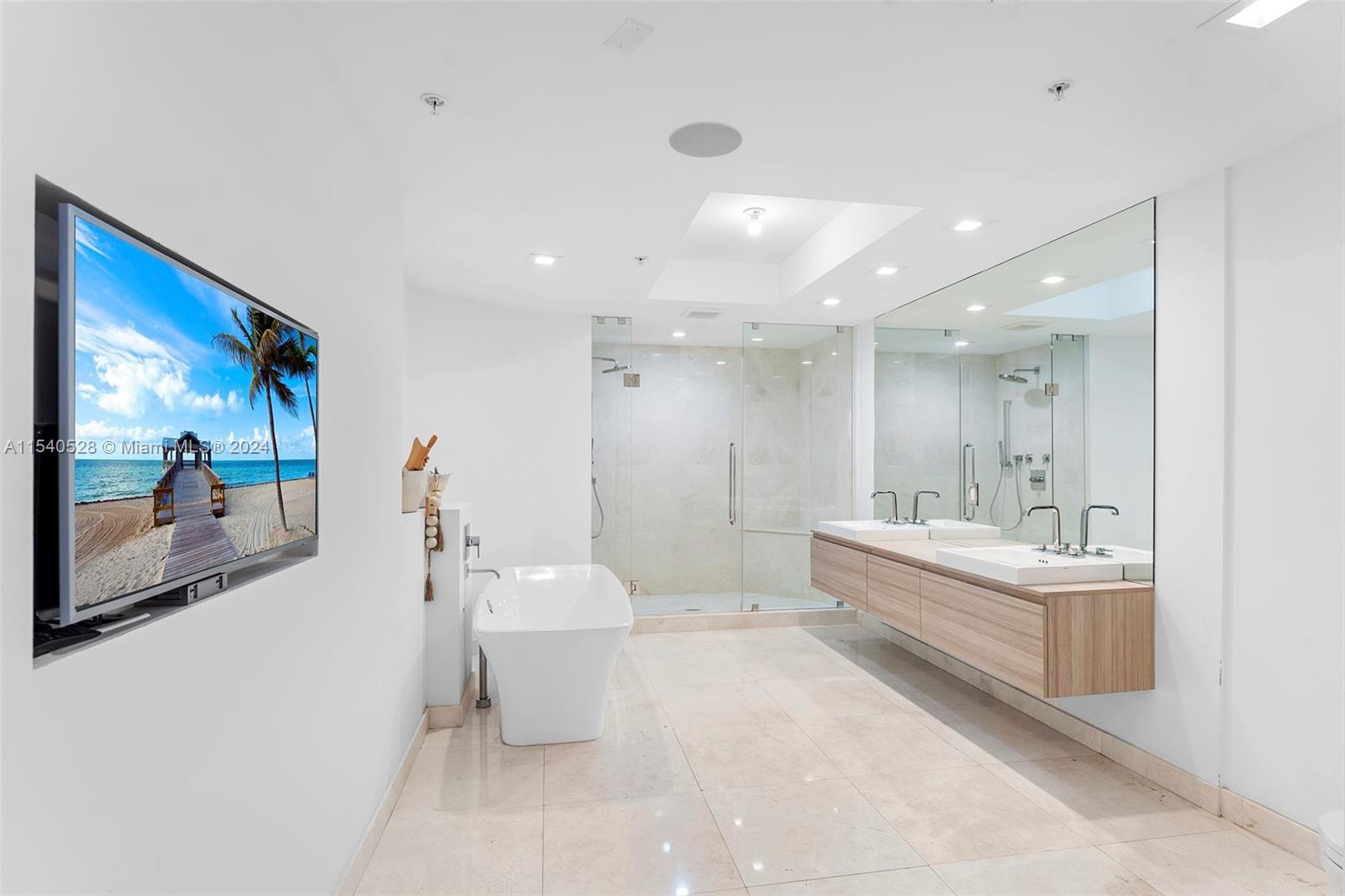 MARINA PALMS RESIDENCES - Residential
