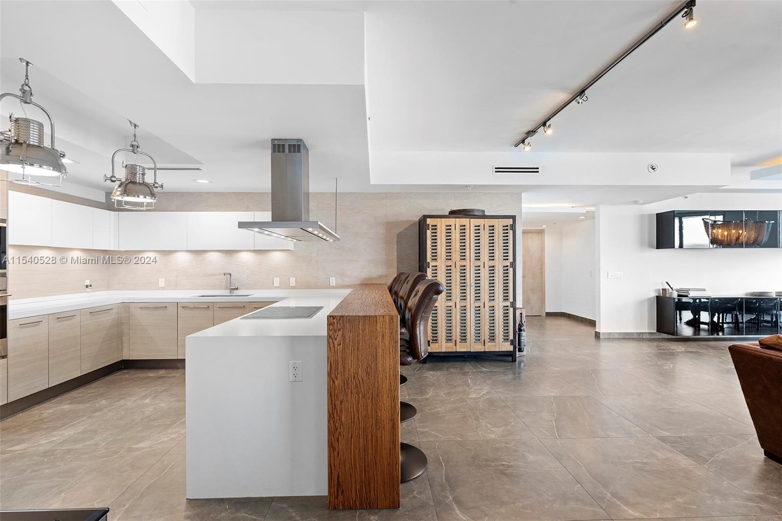 MARINA PALMS RESIDENCES - Residential