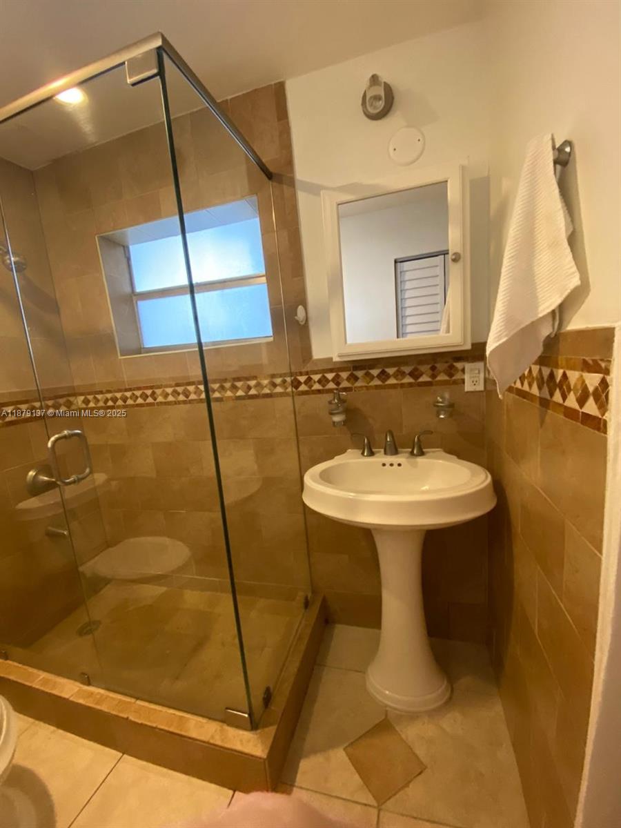 VENICE ISLE CONDO - Residential Lease