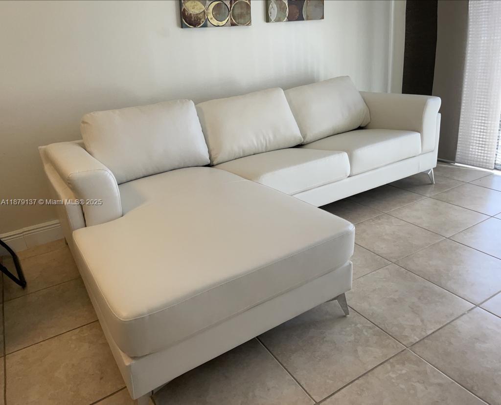 VENICE ISLE CONDO - Residential Lease