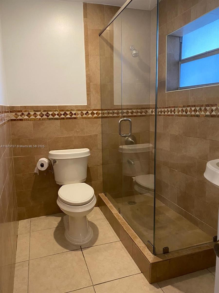 VENICE ISLE CONDO - Residential Lease