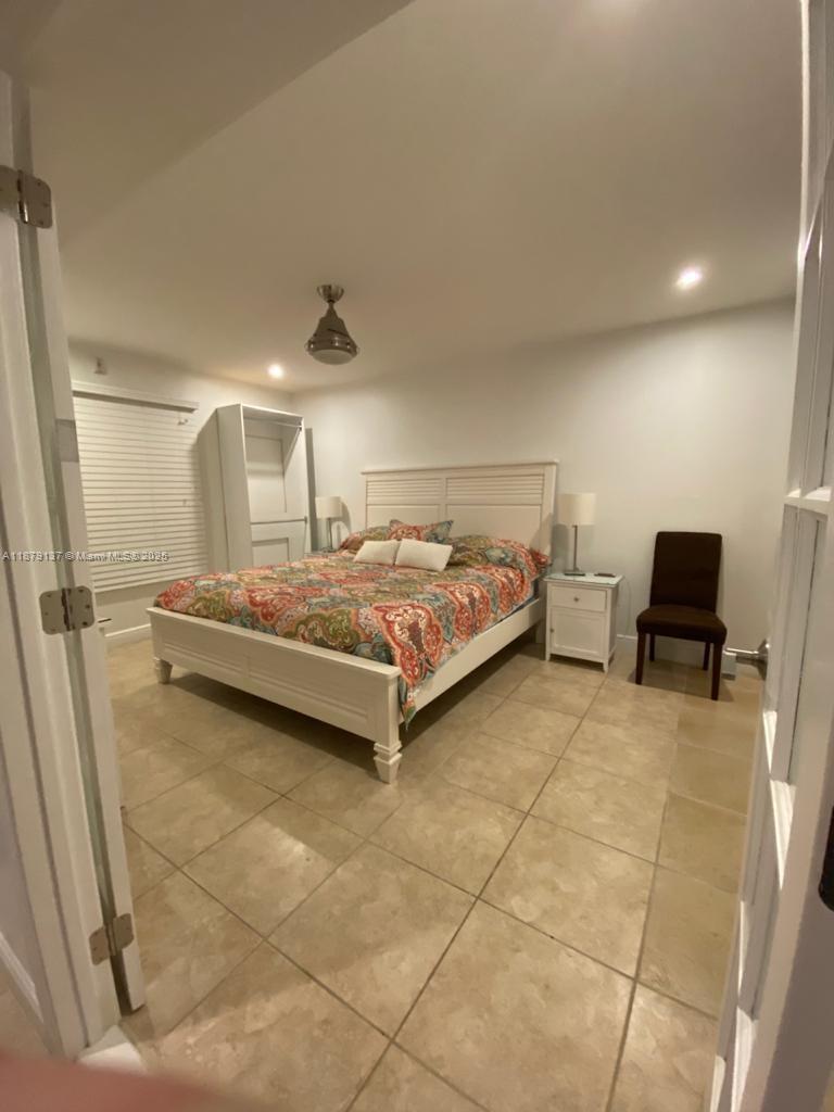 VENICE ISLE CONDO - Residential Lease