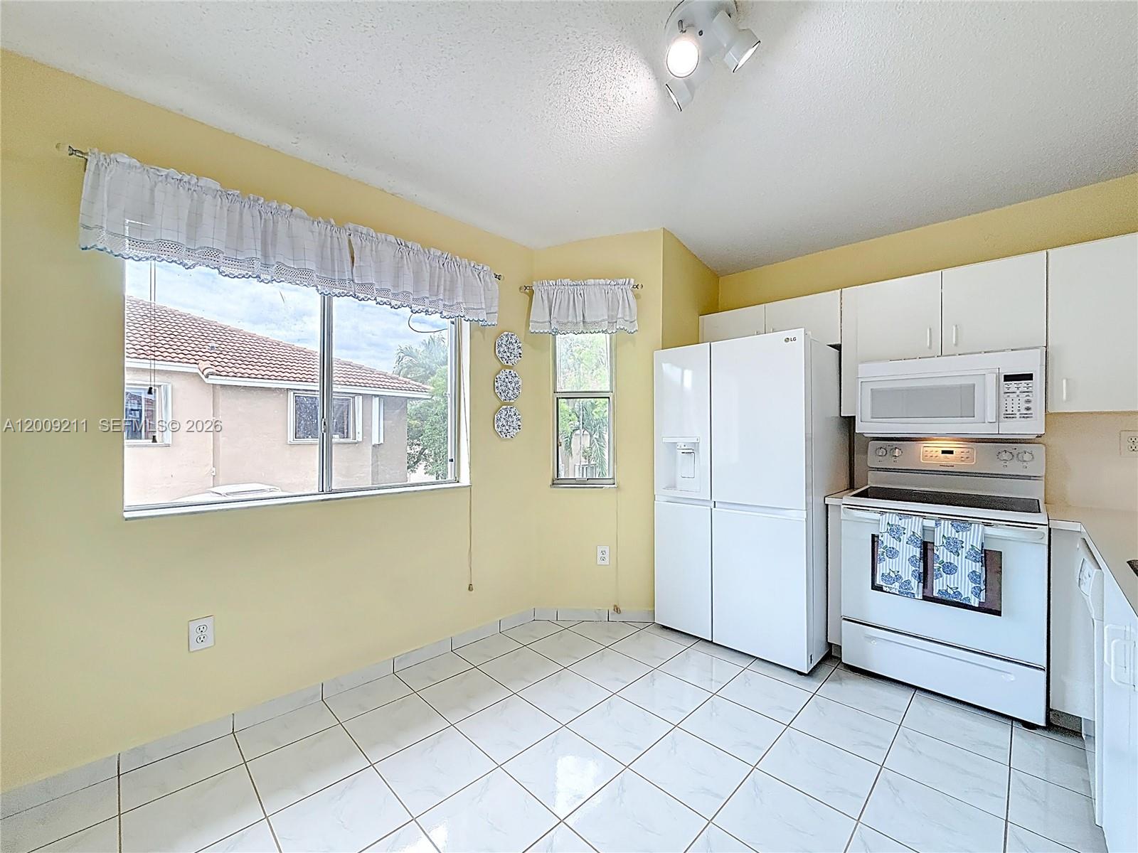 LAGO LINDO TOWNVILLAS CON - Residential