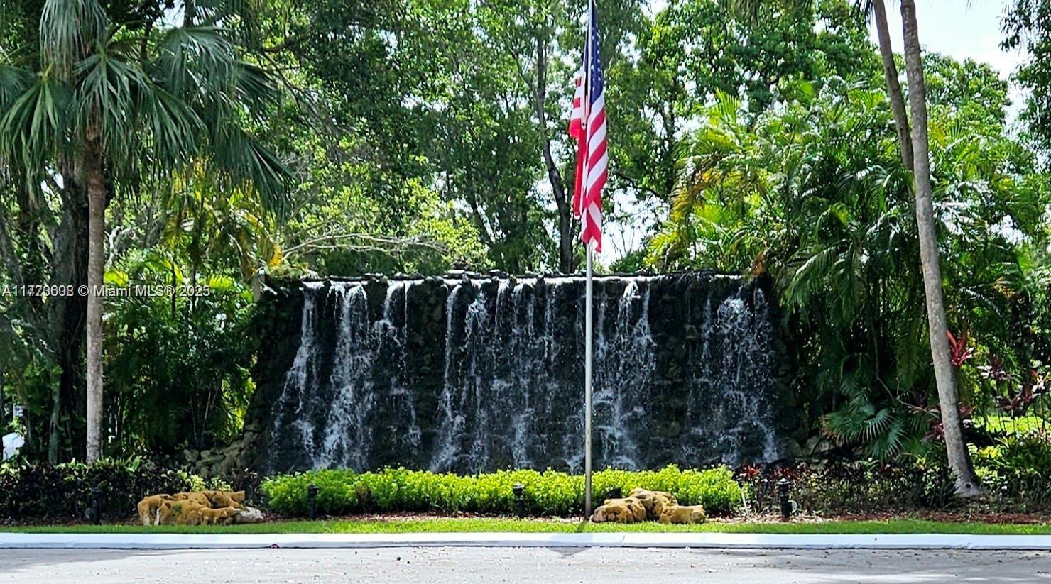COUNTRY CLUB APTS AT - Residential