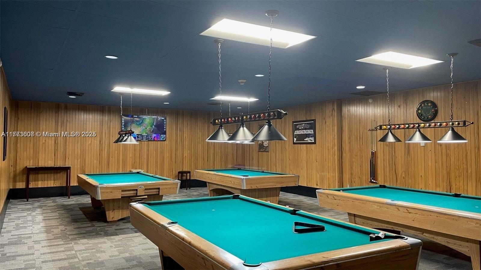 COUNTRY CLUB APTS AT - Residential