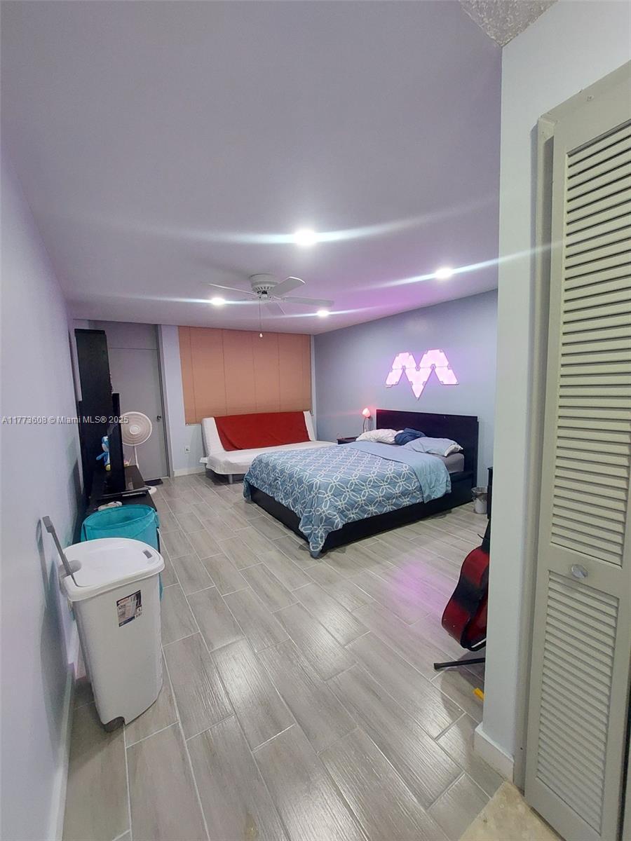 COUNTRY CLUB APTS AT - Residential