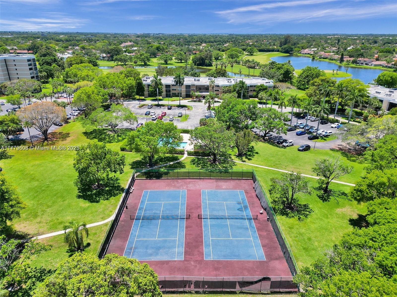 COUNTRY CLUB APTS AT - Residential