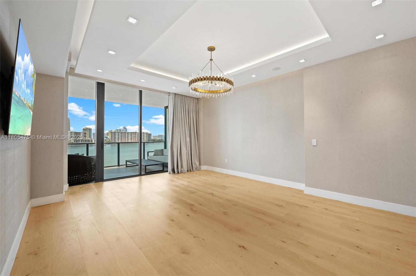 PRIVE CONDO - Residential