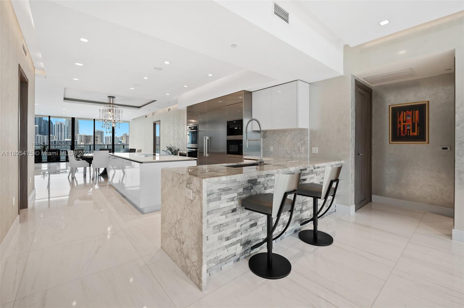 PRIVE CONDO - Residential