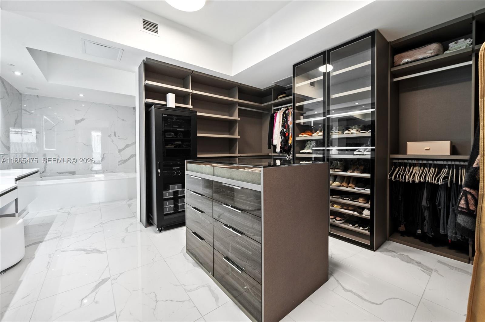 PRIVE CONDO - Residential