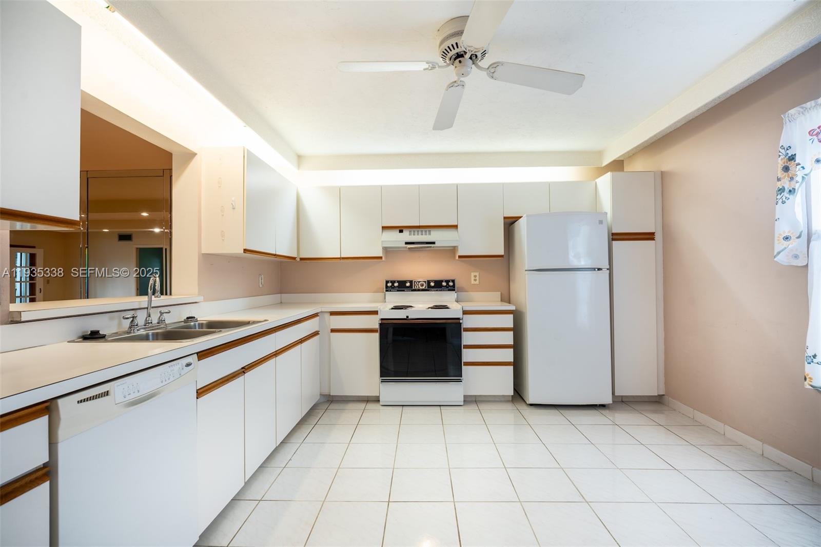 HOLLYBROOK GOLF AND TENNIS - Residential