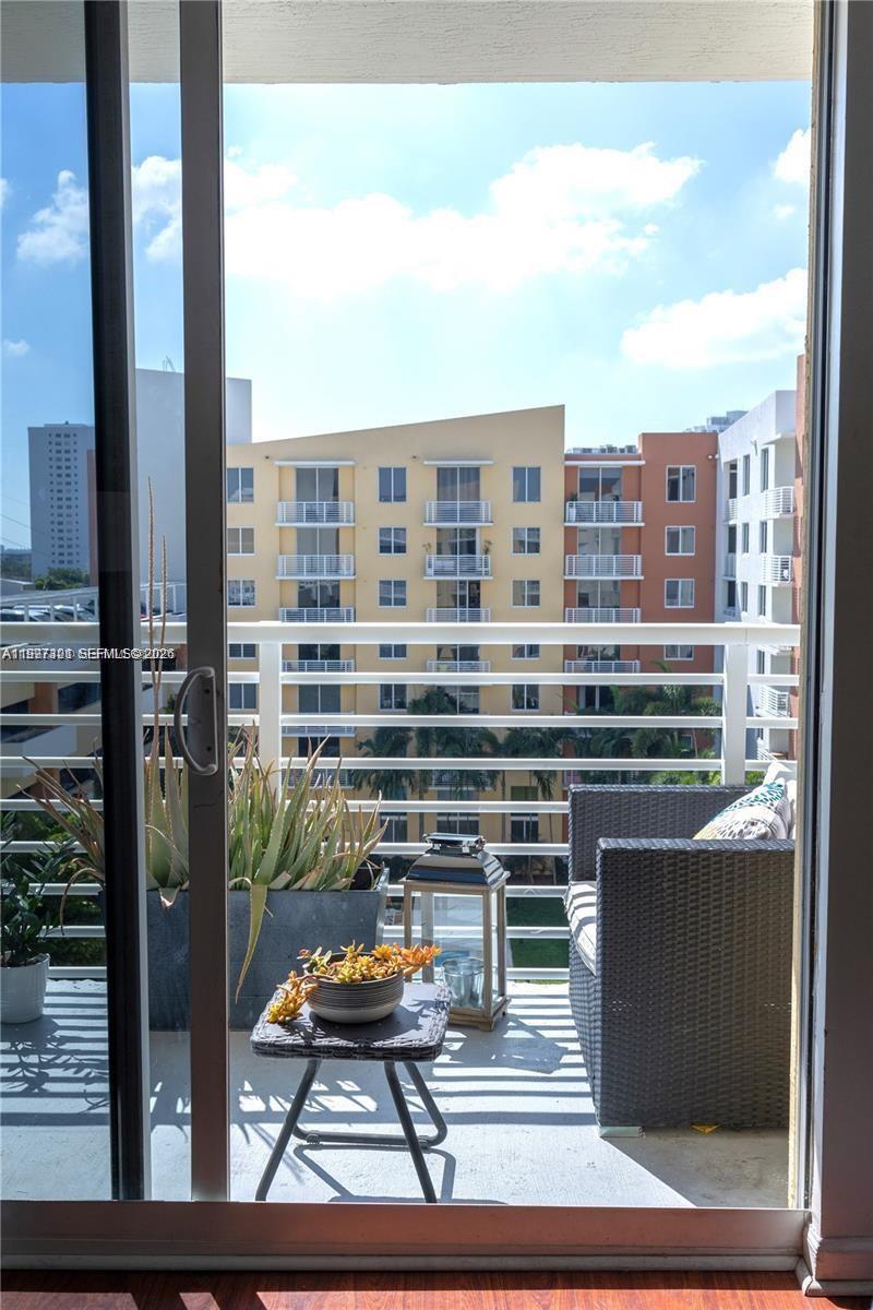 VENTURE AT AVENTURA WEST - Residential Lease