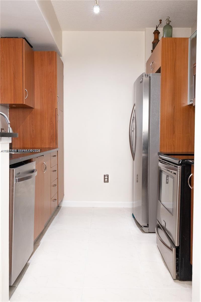 VENTURE AT AVENTURA WEST - Residential Lease