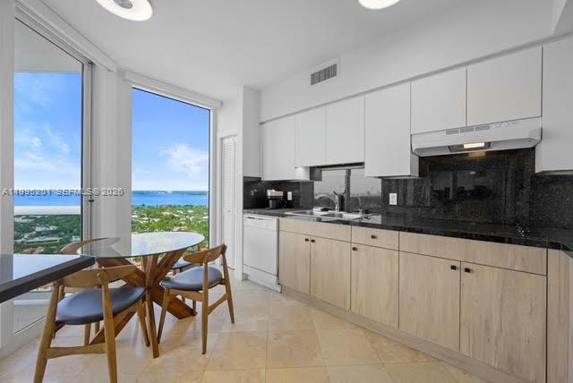 4779 Collins Ave 3206