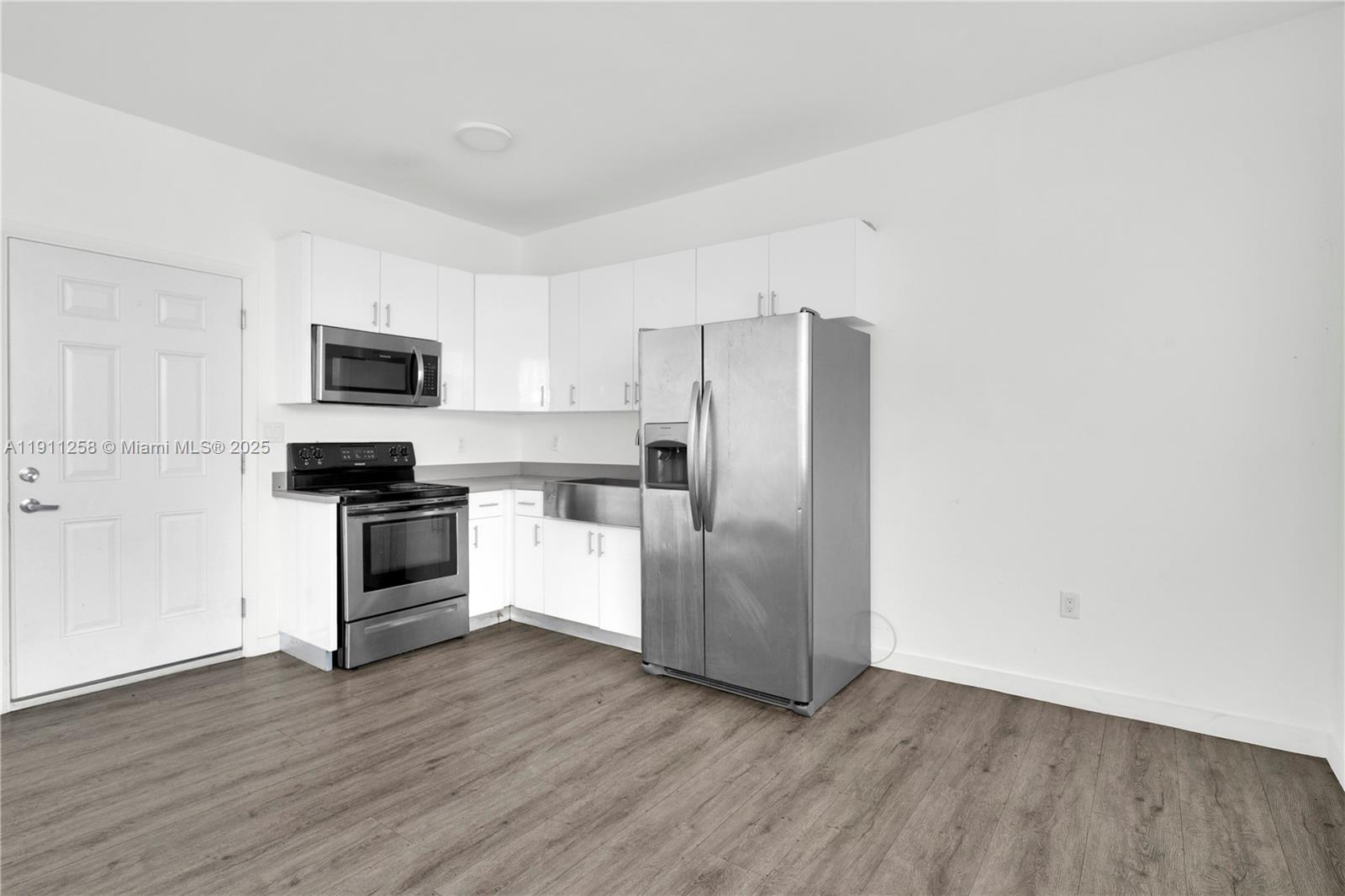 LAWRENCE ESTATE LAND CO - Residential Lease