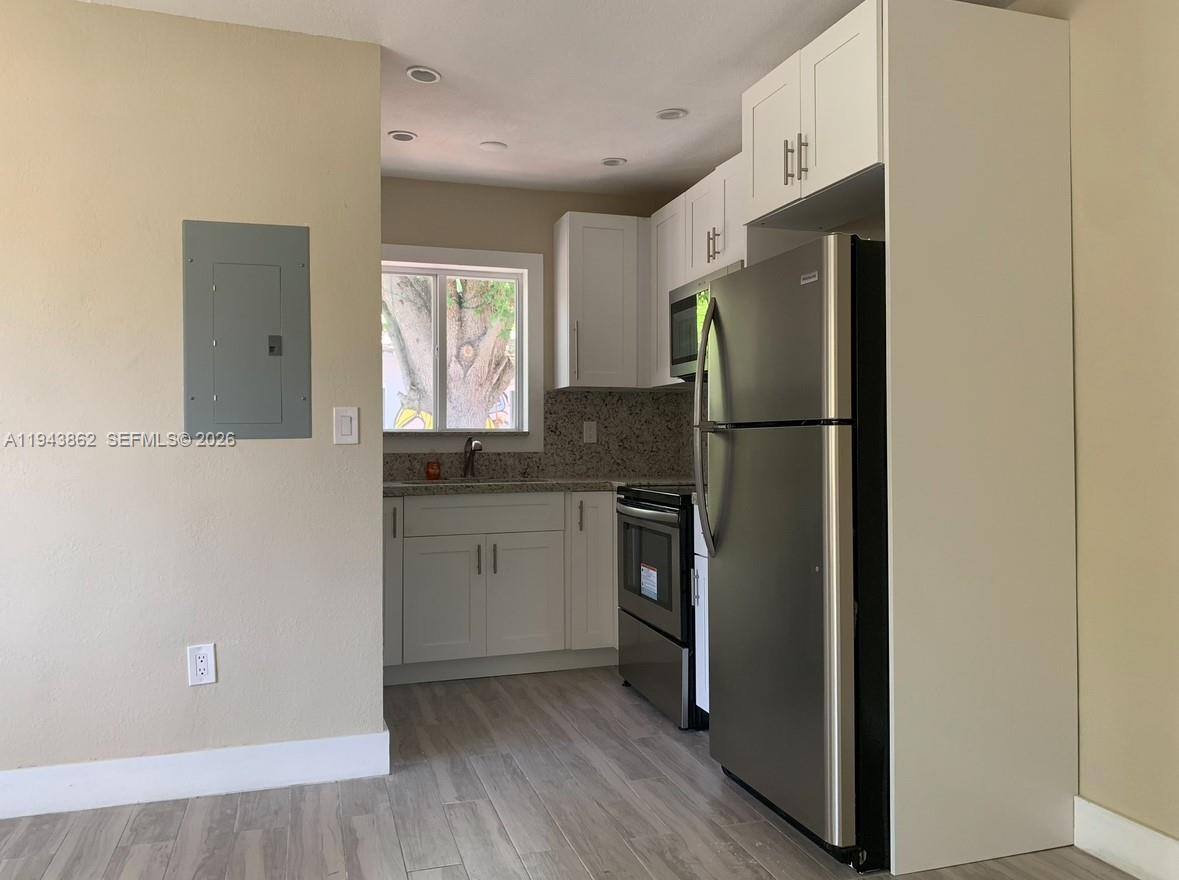 ROCKMOOR VILLA TRACK - Residential Lease