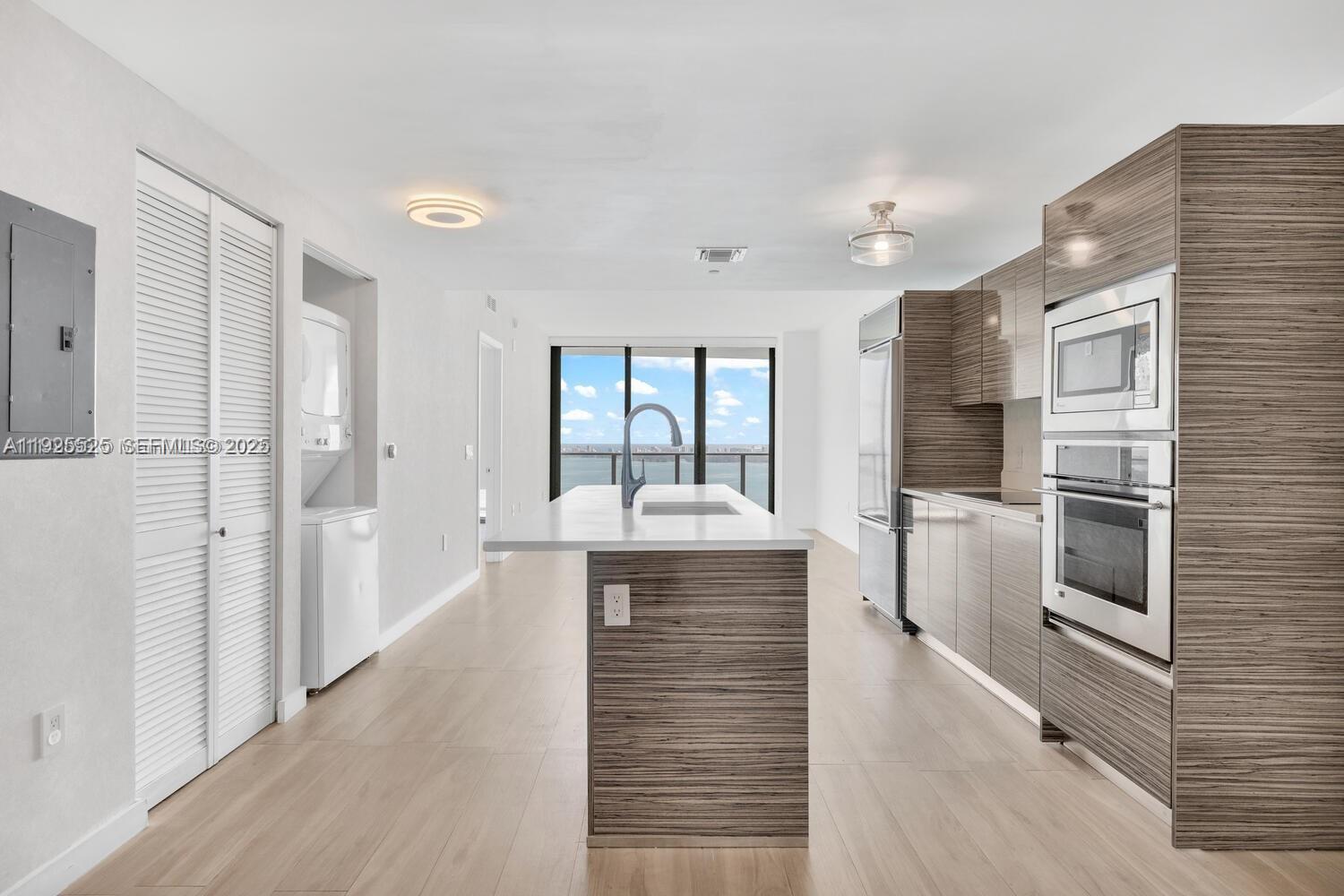 ICON BAY CONDO - Residential