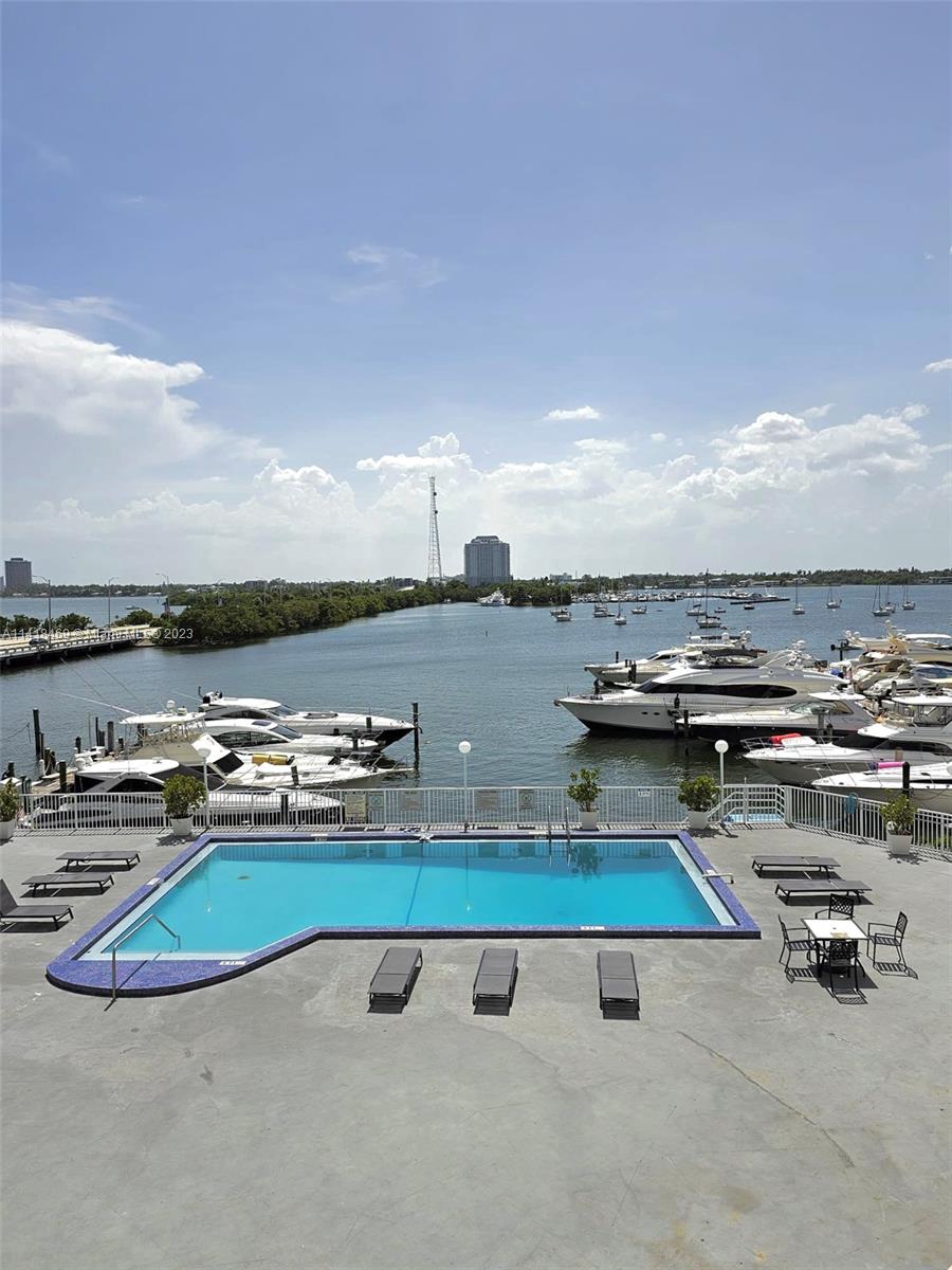 BAYSHORE YACHT & TENNIS C - Residential