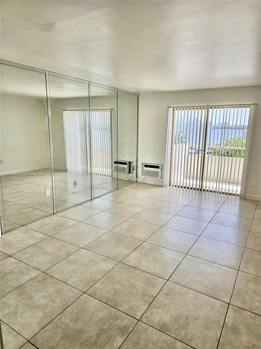 BAYSHORE YACHT & TENNIS C - Residential