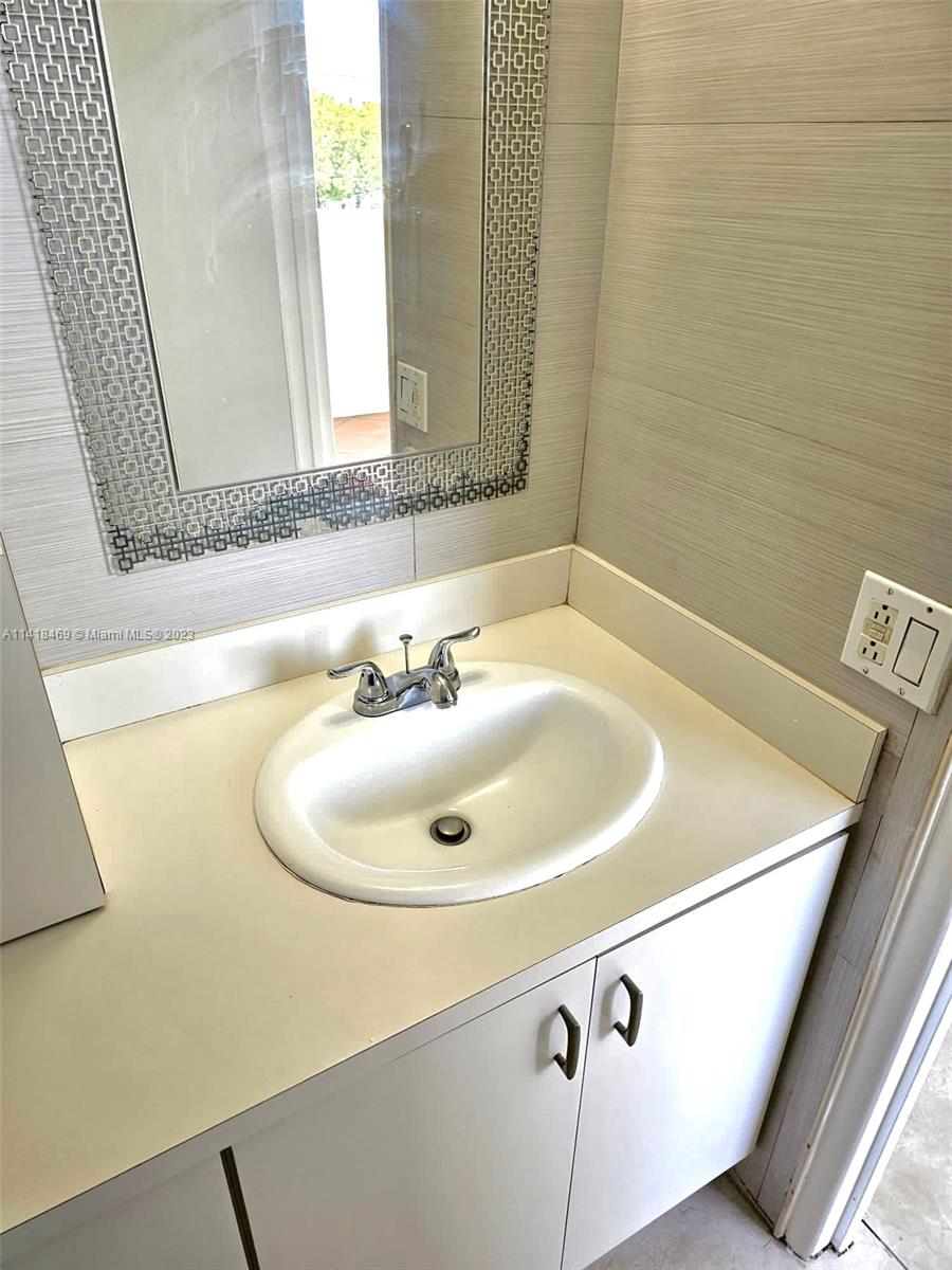 BAYSHORE YACHT & TENNIS C - Residential