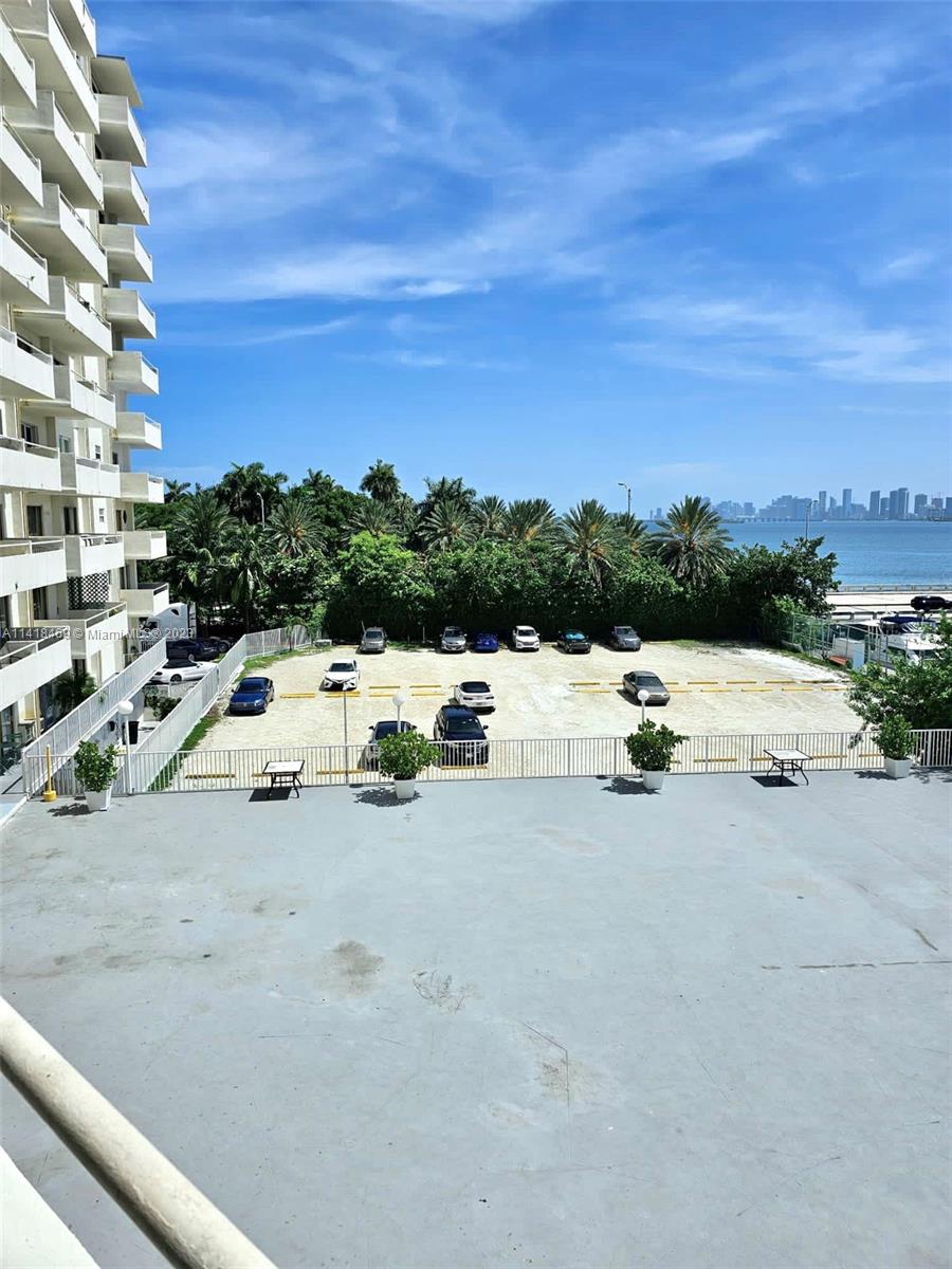 BAYSHORE YACHT & TENNIS C - Residential