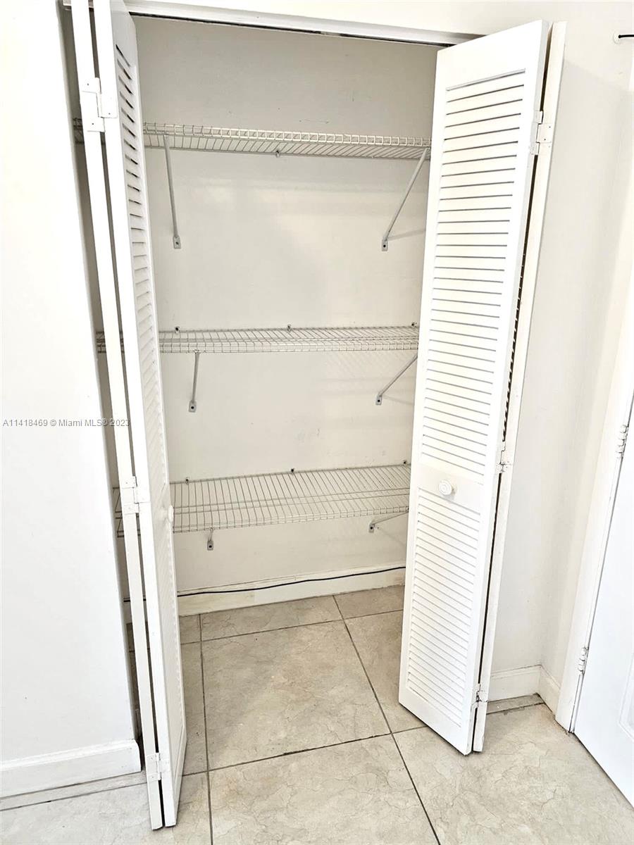 BAYSHORE YACHT & TENNIS C - Residential