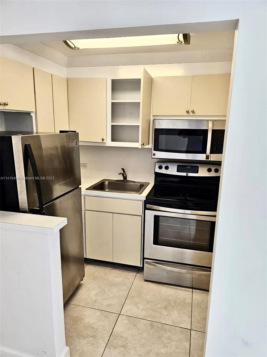 BAYSHORE YACHT & TENNIS C - Residential