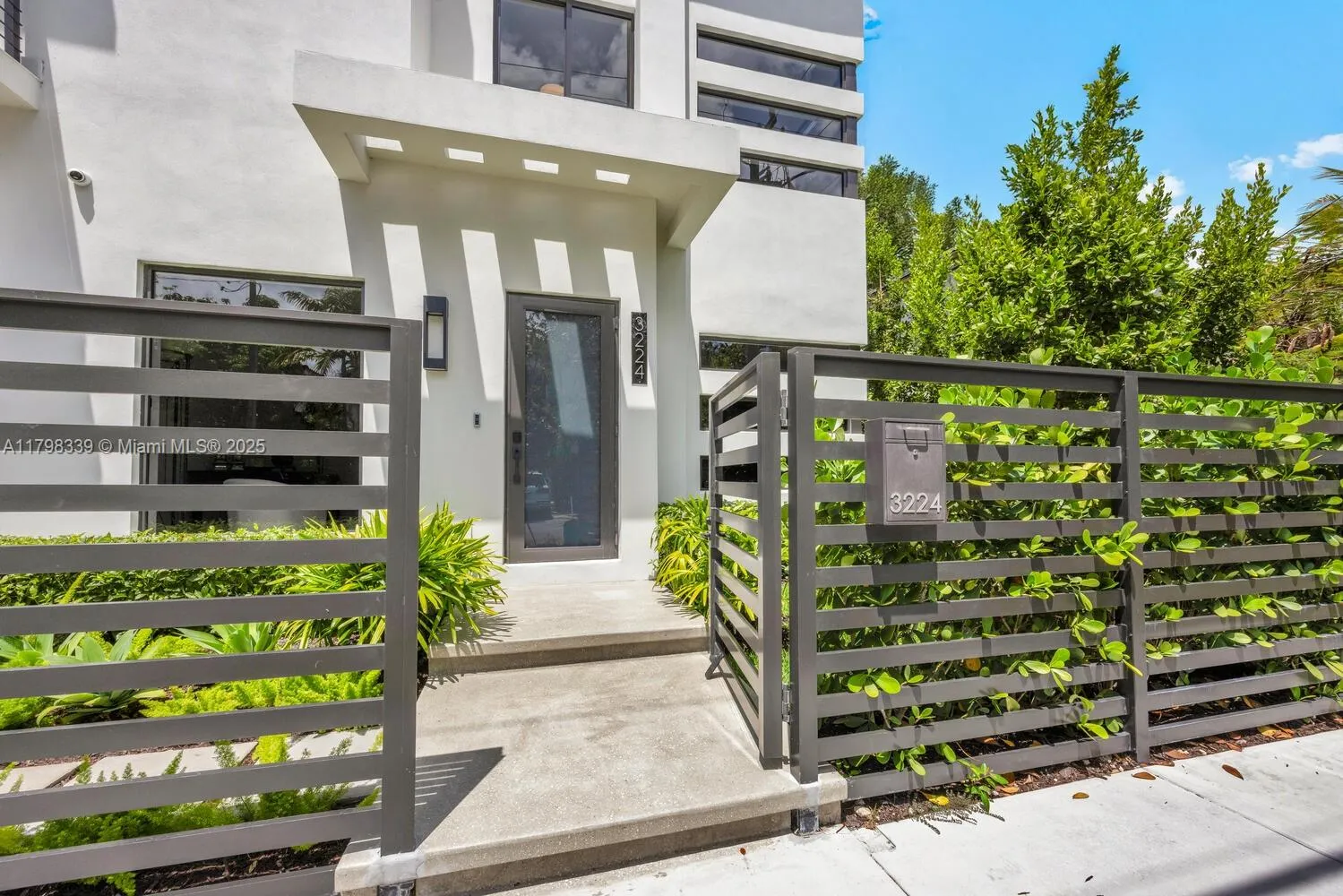 Miami, Florida 33133, United States, 4 Bedrooms Bedrooms, ,4 BathroomsBathrooms,Residential,Active,125520