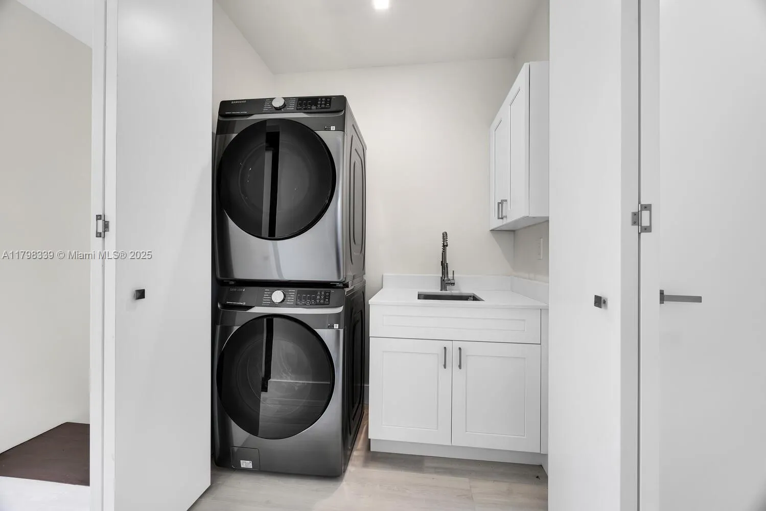 Miami, Florida 33133, United States, 4 Bedrooms Bedrooms, ,4 BathroomsBathrooms,Residential,Active,125520