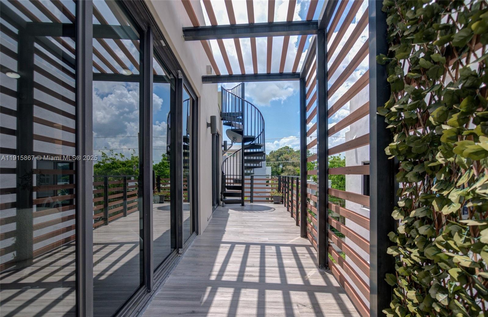 L'UCCELLO CONDO - Residential Lease