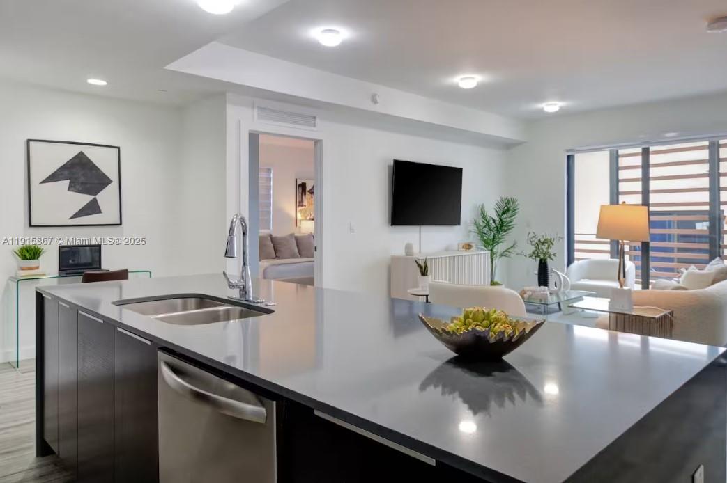 L'UCCELLO CONDO - Residential Lease