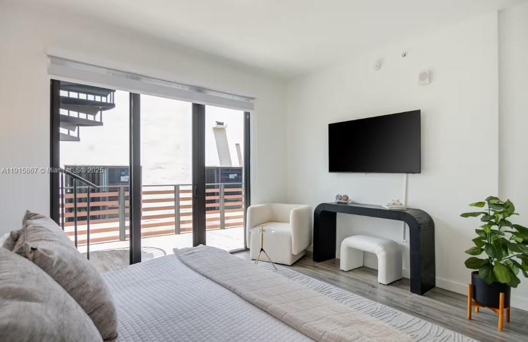 L'UCCELLO CONDO - Residential Lease