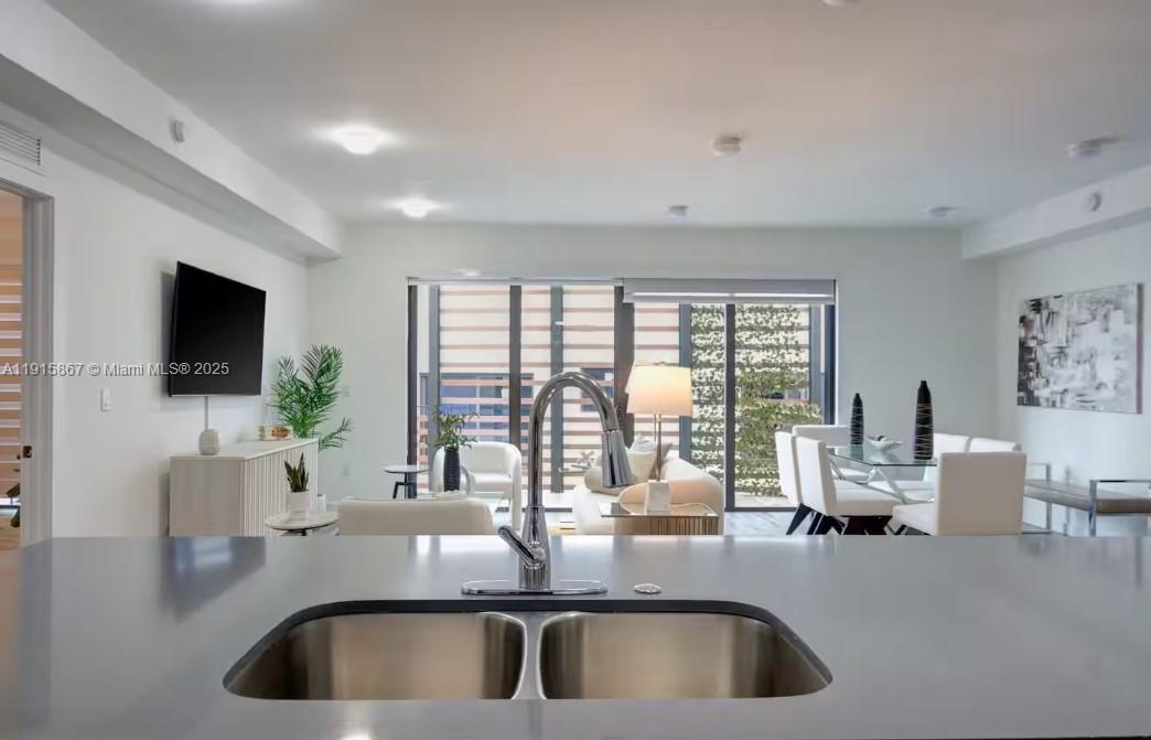 L'UCCELLO CONDO - Residential Lease