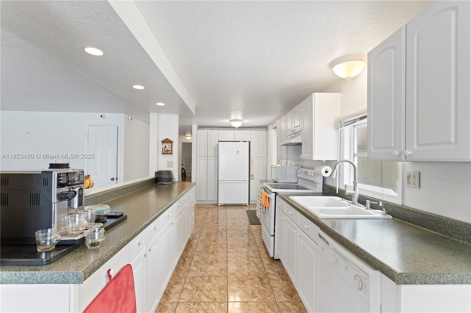 RAVENSWOOD ESTATES & MARI - Residential Lease