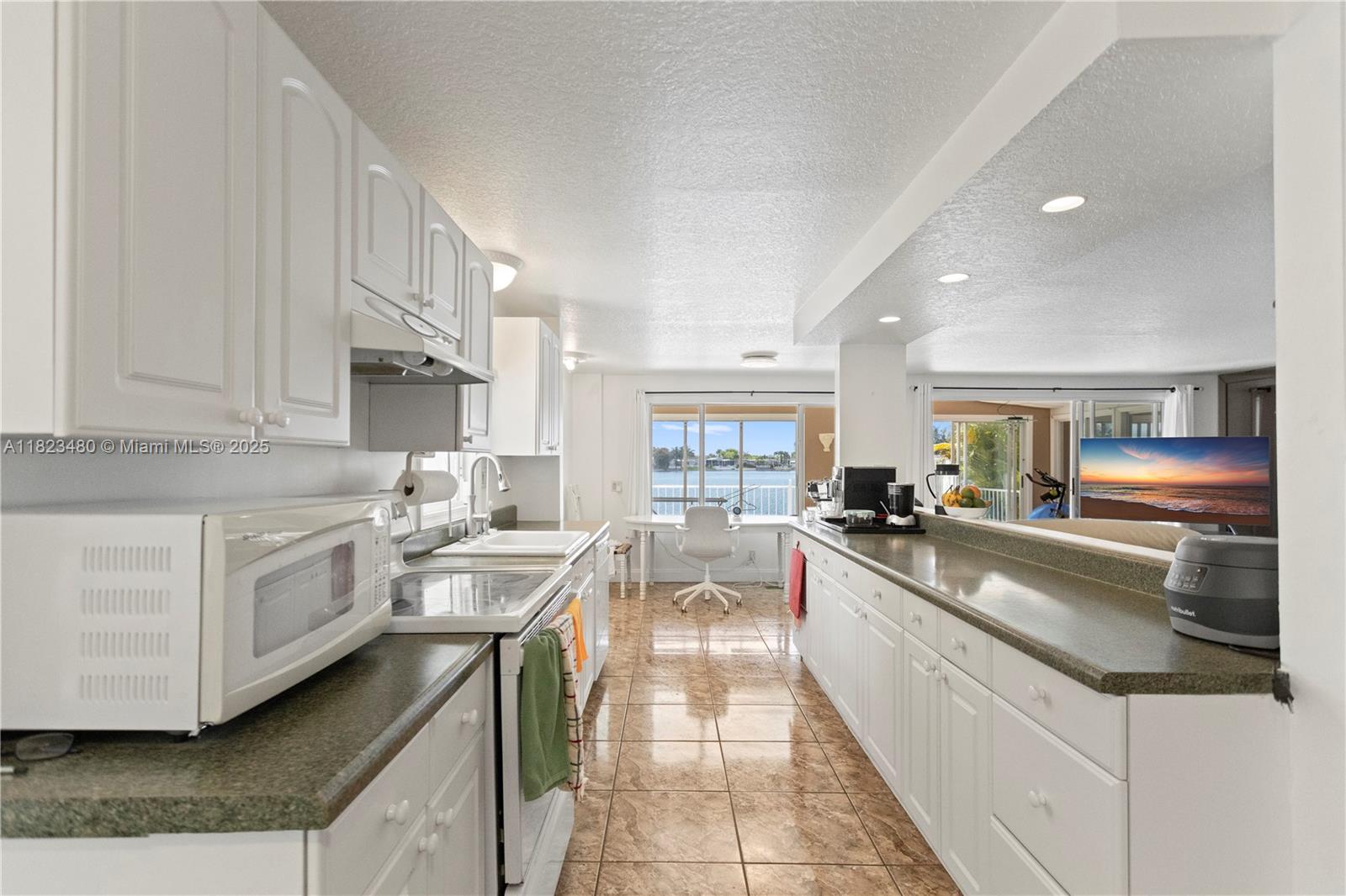 RAVENSWOOD ESTATES & MARI - Residential Lease