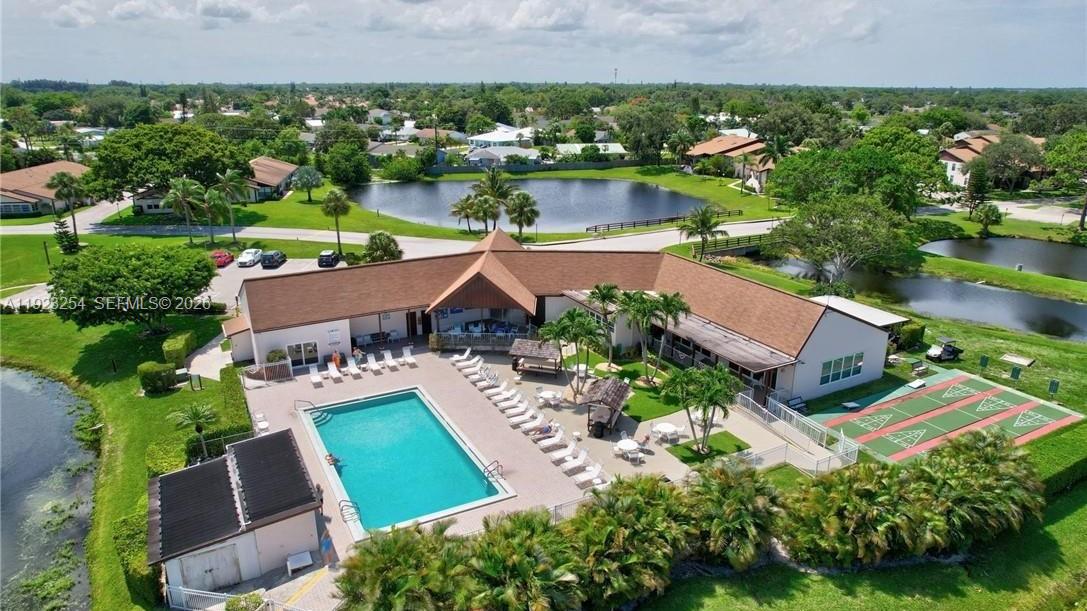 TWIN LAKES SOUTH & TOWN V - Residential