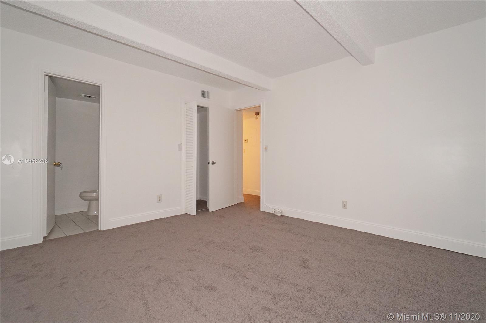 VILLAGE TOWNHOUSE POMPANO - Residential