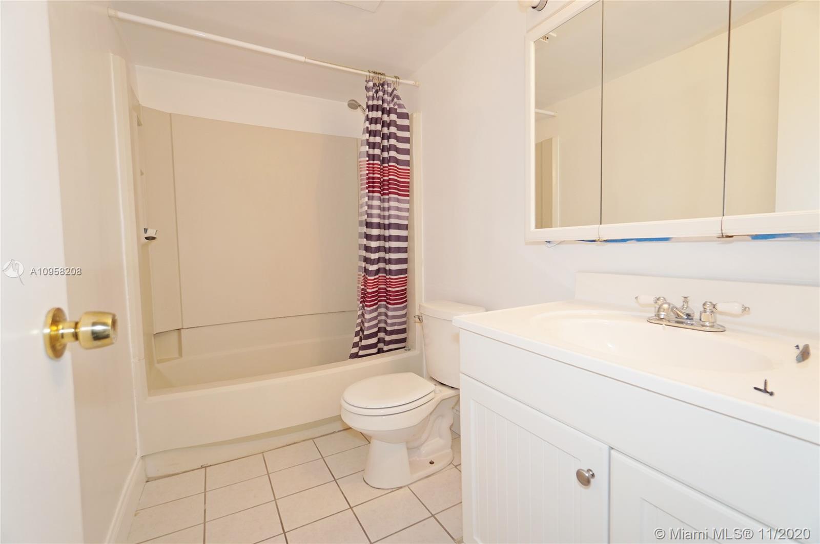 VILLAGE TOWNHOUSE POMPANO - Residential