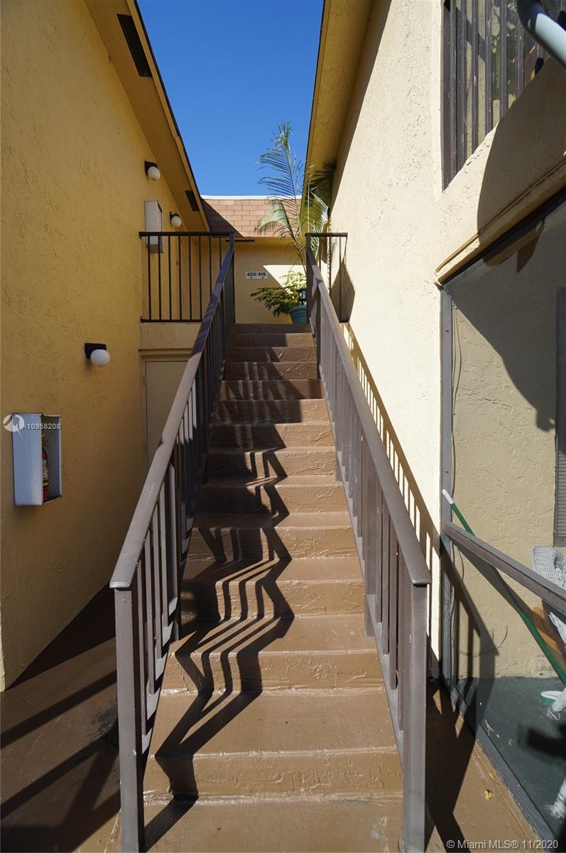 VILLAGE TOWNHOUSE POMPANO - Residential