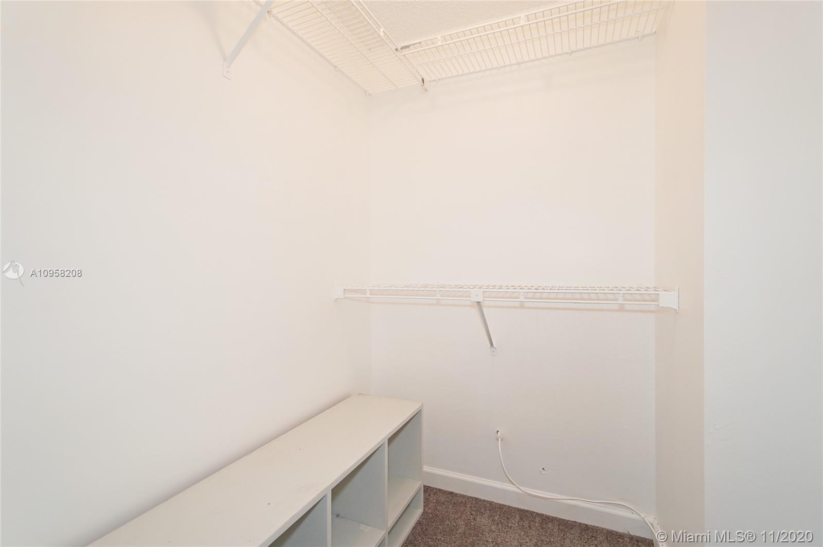 VILLAGE TOWNHOUSE POMPANO - Residential