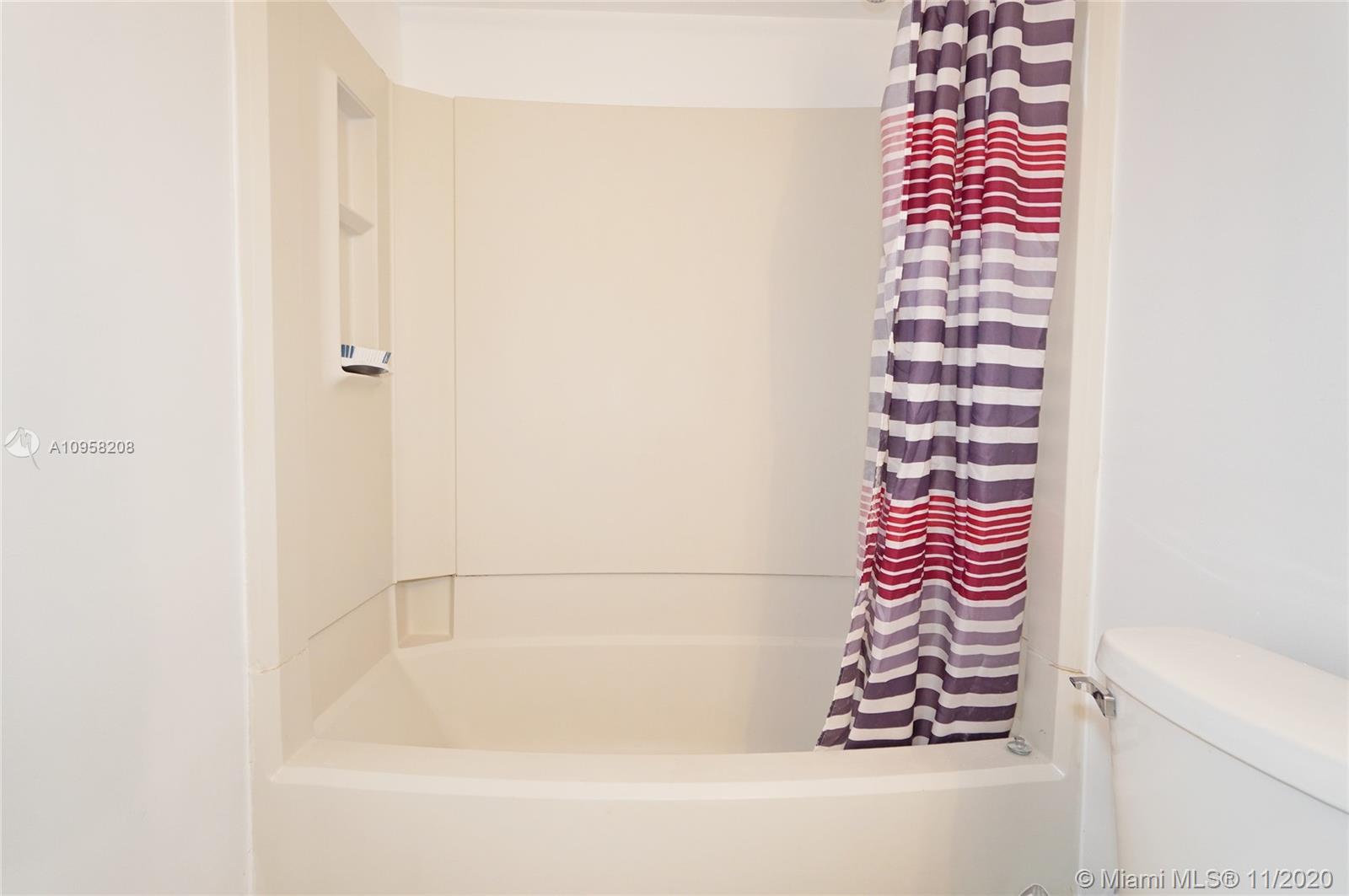 VILLAGE TOWNHOUSE POMPANO - Residential