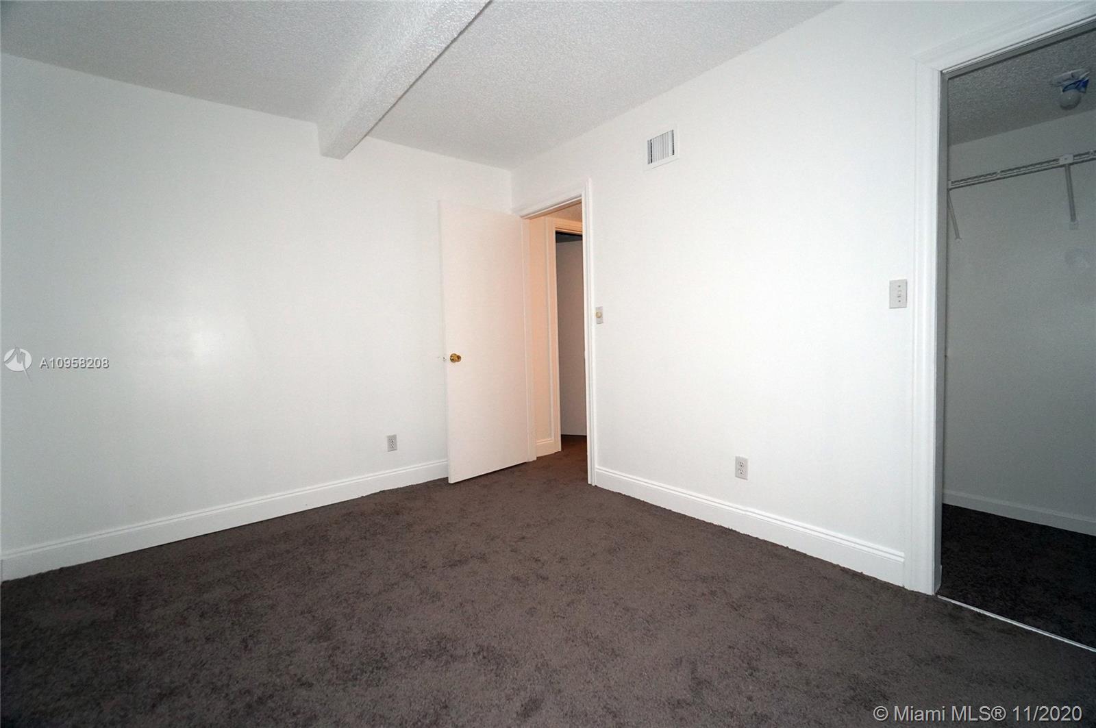 VILLAGE TOWNHOUSE POMPANO - Residential