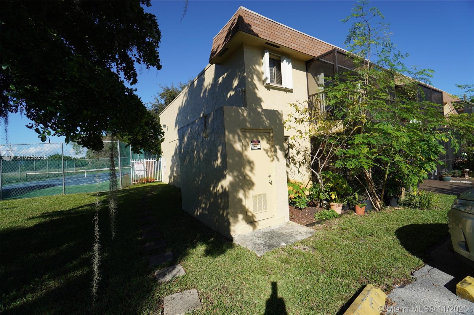 VILLAGE TOWNHOUSE POMPANO - Residential