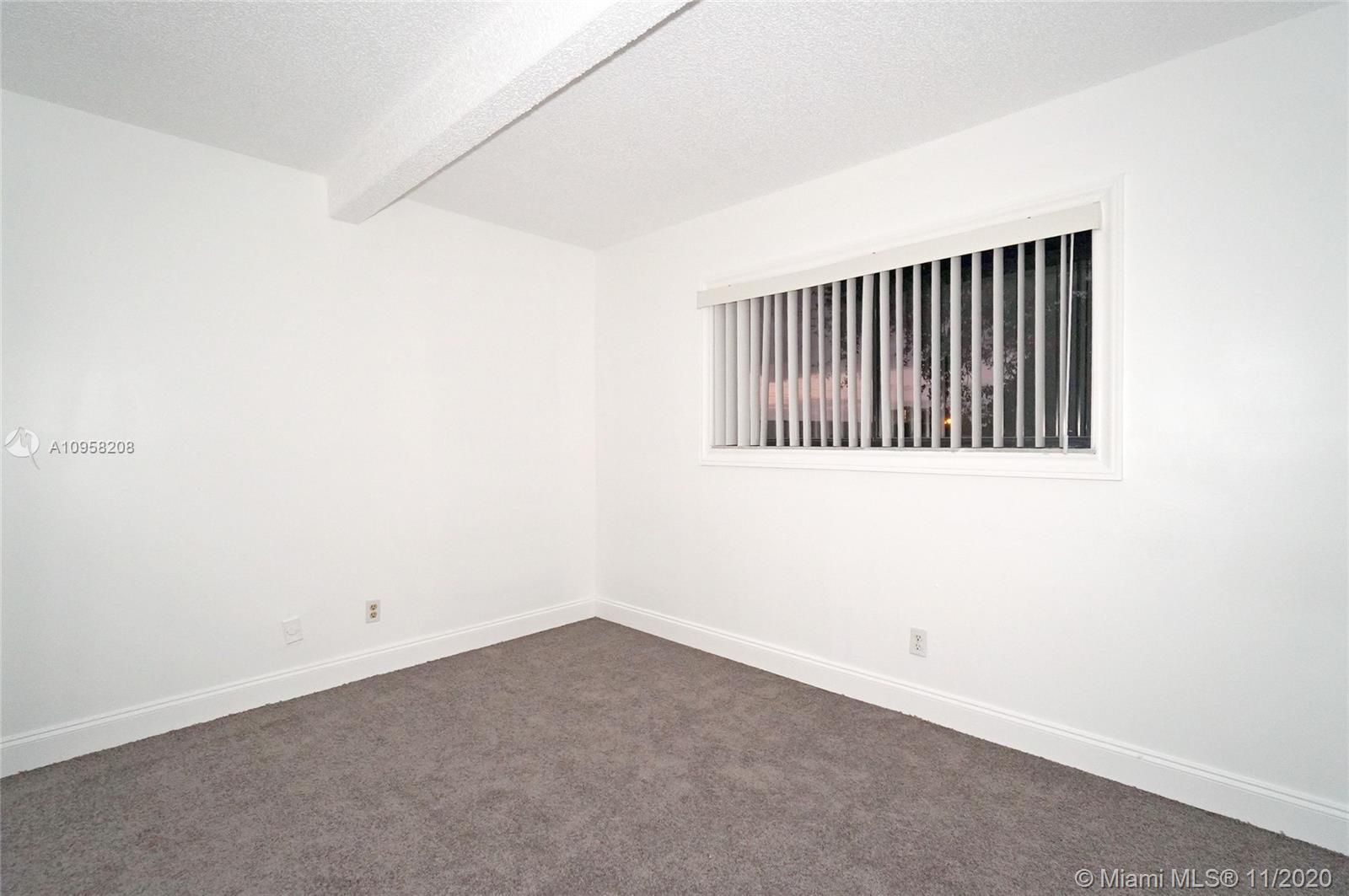 VILLAGE TOWNHOUSE POMPANO - Residential