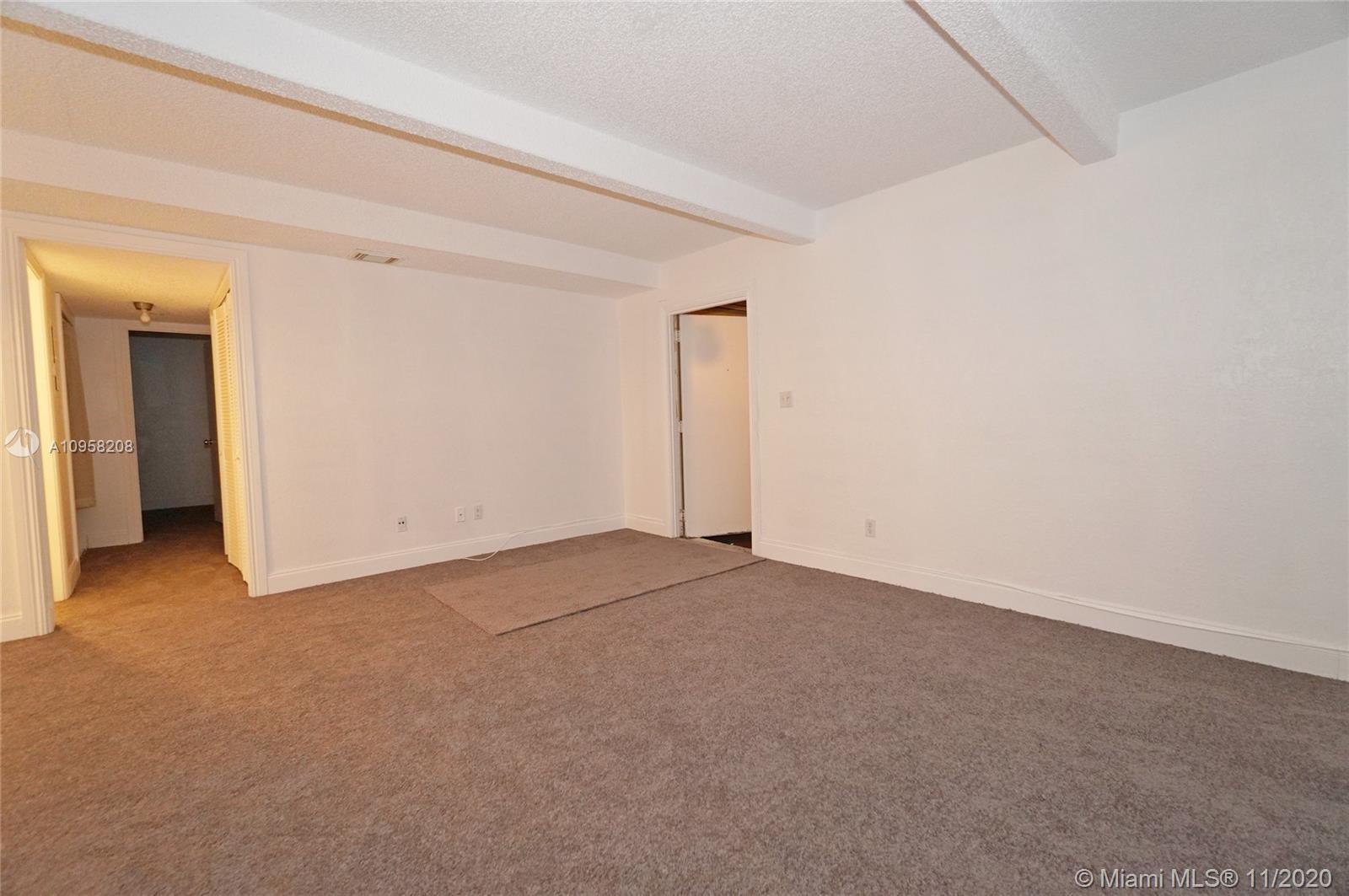 VILLAGE TOWNHOUSE POMPANO - Residential