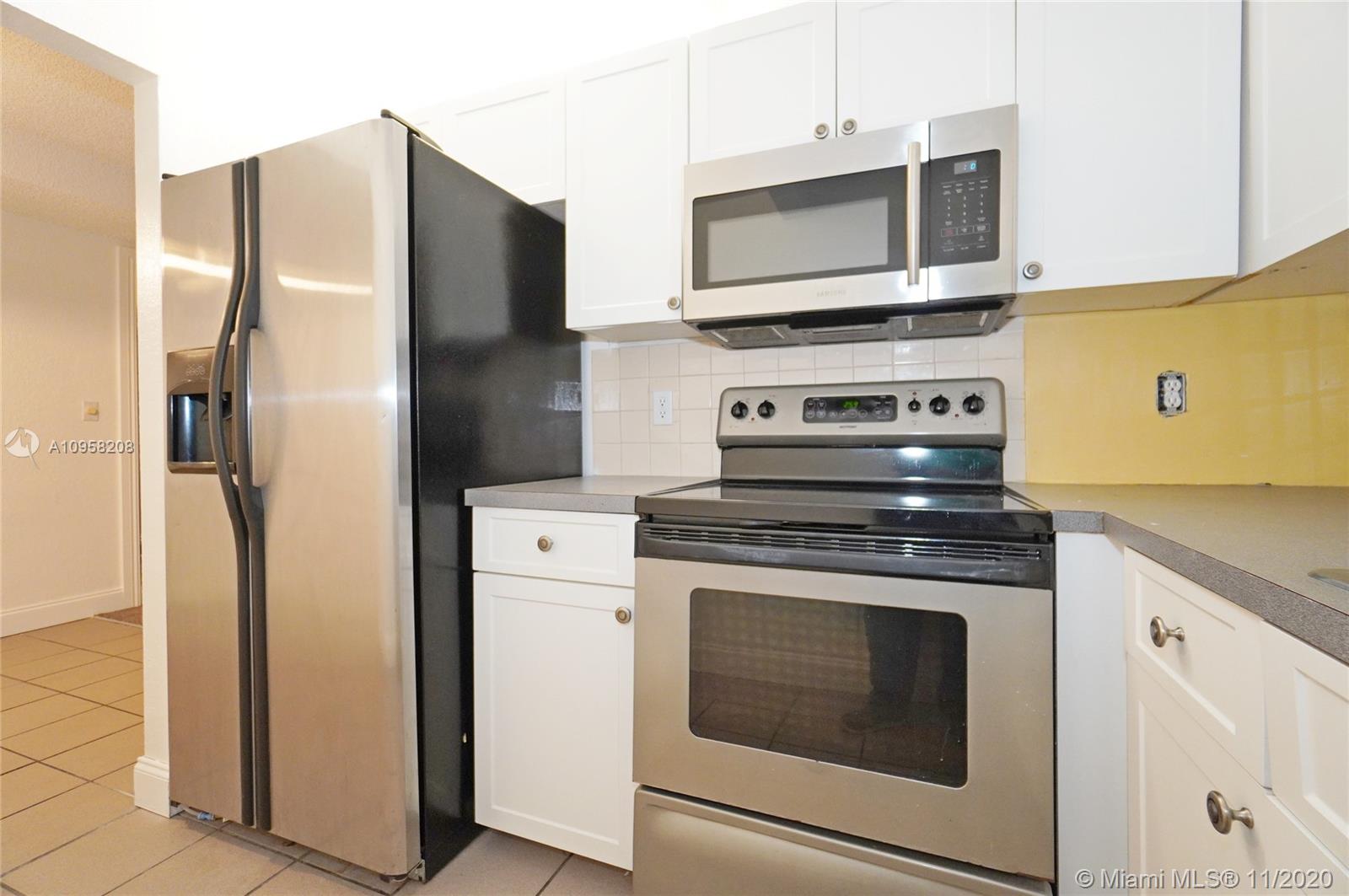 VILLAGE TOWNHOUSE POMPANO - Residential