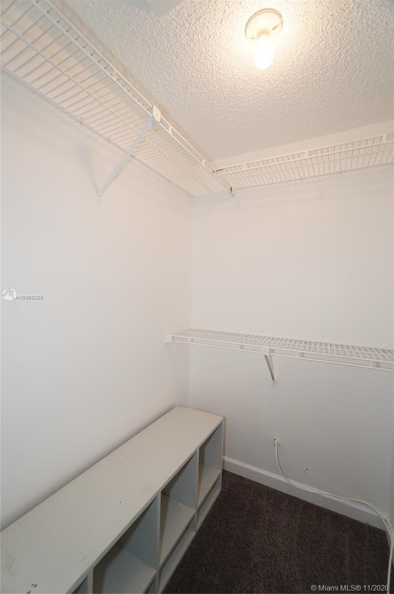 VILLAGE TOWNHOUSE POMPANO - Residential