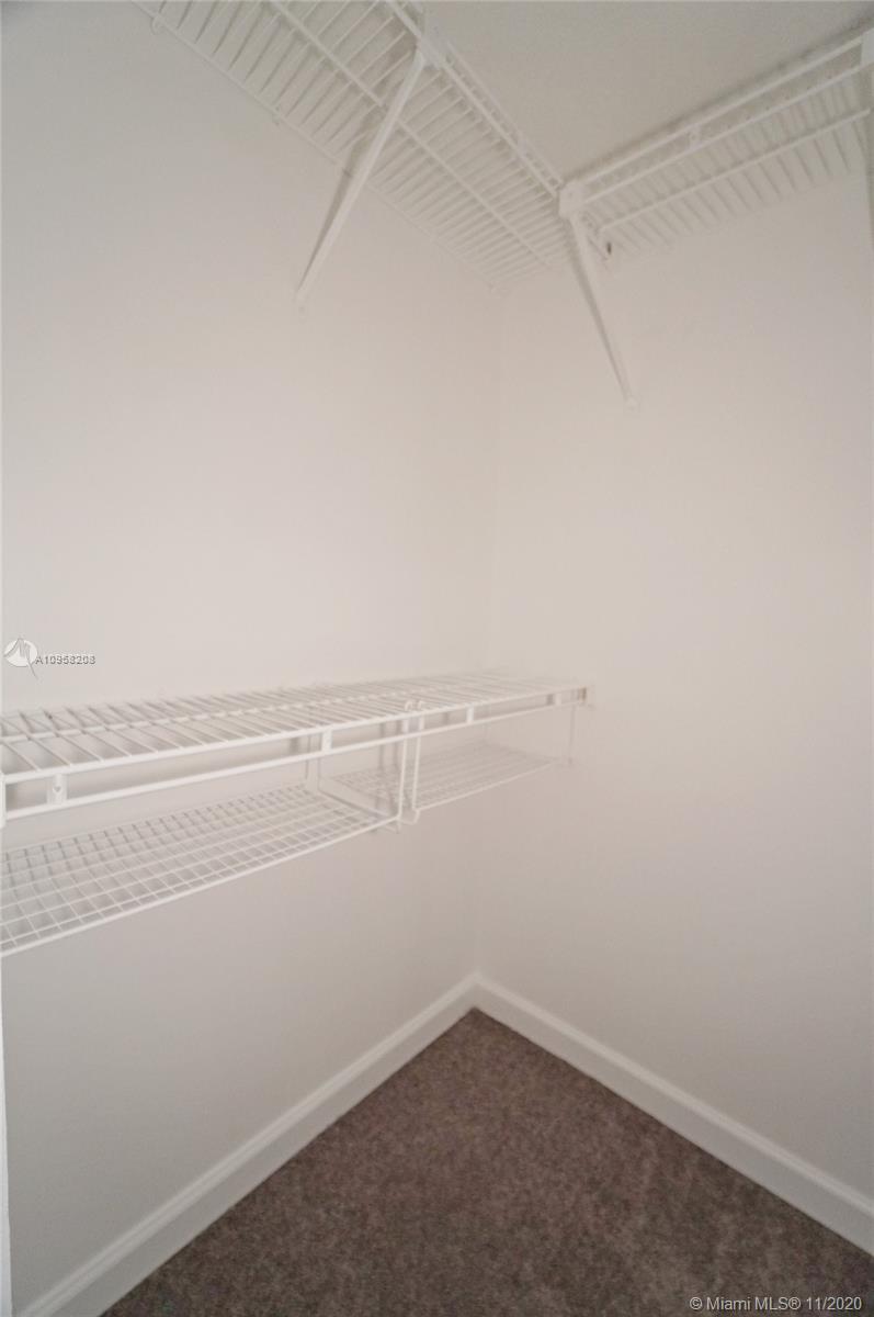 VILLAGE TOWNHOUSE POMPANO - Residential